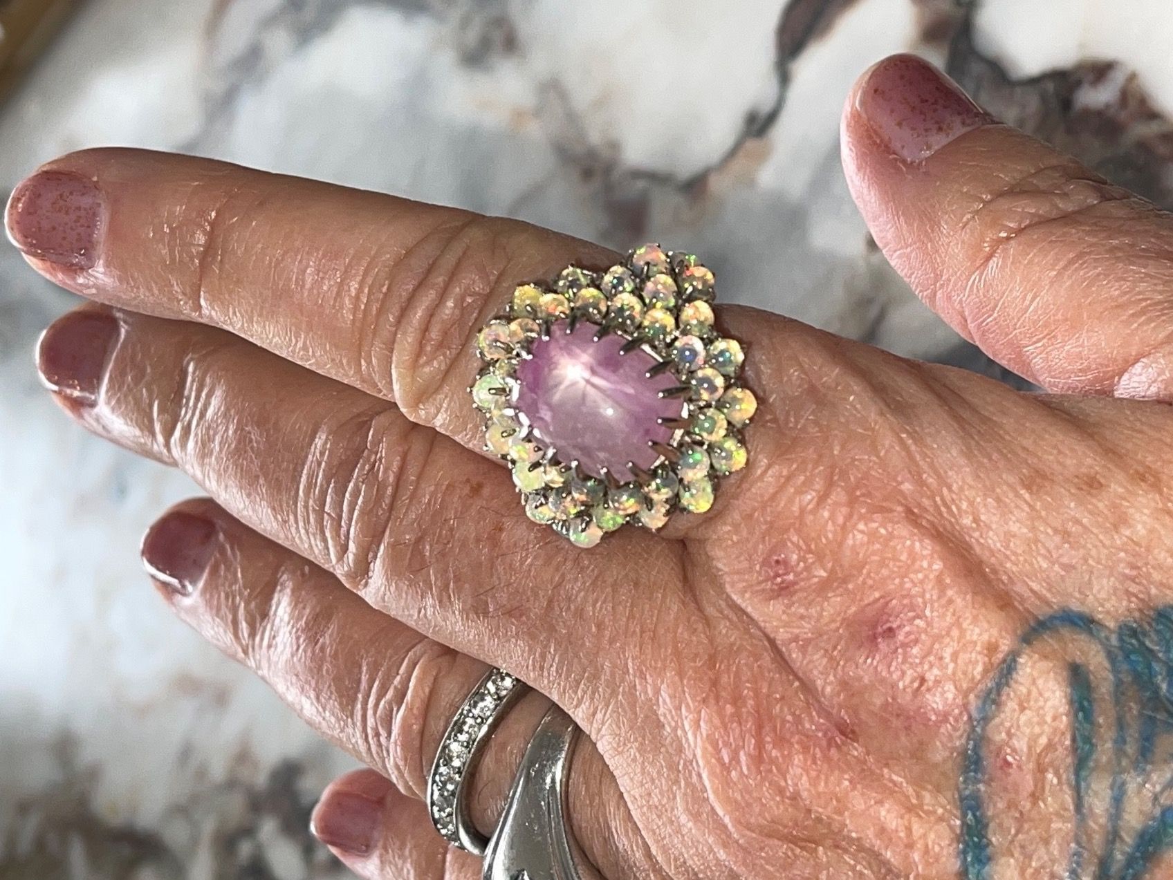 Llan Valls Joies Anelli: Star Ruby & Play of Colors Opals SS925 Ring – Nuovo (secondo la descrizione) da Birsfelden venduto da Brut-Reserve 1