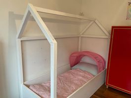 Kinderbett Haus Massivholz mit Rost