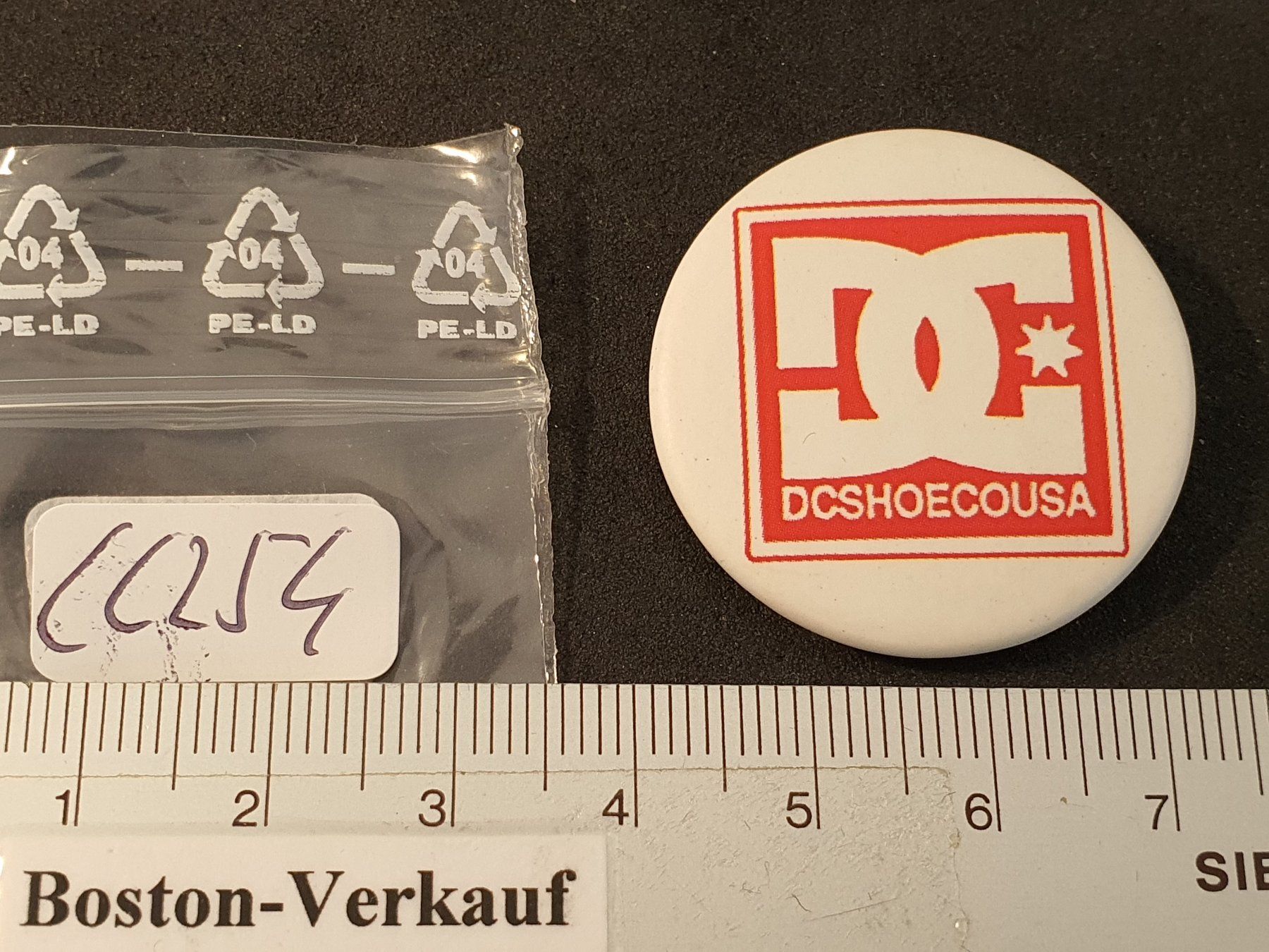 Placchette & Badge: CC254 - Pin /Button - Schuhe Kleider - DC Shoes  DCSHOECOUSA – Usato da Reinach BL venduto da Boston-Verkauf