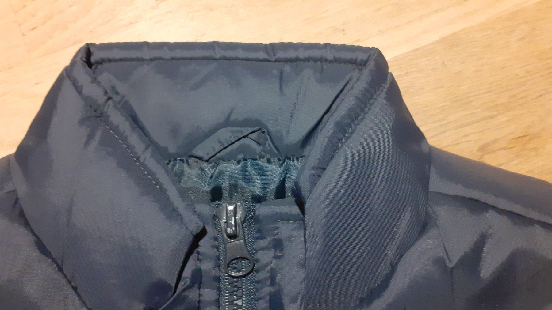 Altro abbigliamento per bambino: dunkelblaues Gilet/Weste Gr. 104, 100% Polyester – Nuovo (secondo la descrizione) da Urtenen-Schönbühl venduto da Chaeppeler 1