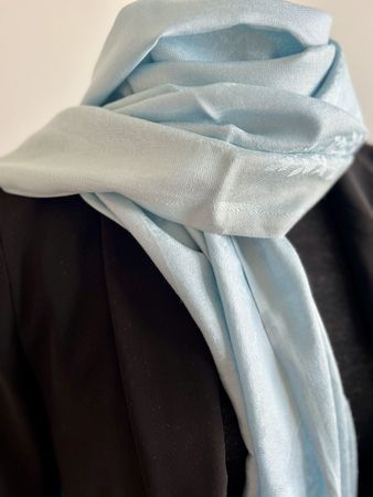 Echarpe 100% soie bleu clair, élégante et douce.