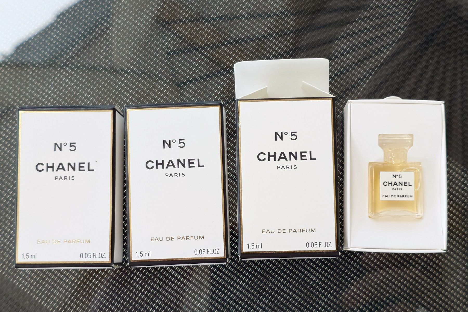 Chanel Profumi & Eau de Toilette: Chanel No5 eau de parfum miniature 1.5 ml – Nuovo e nell'imballaggio originale da Pully venduto da Chabet