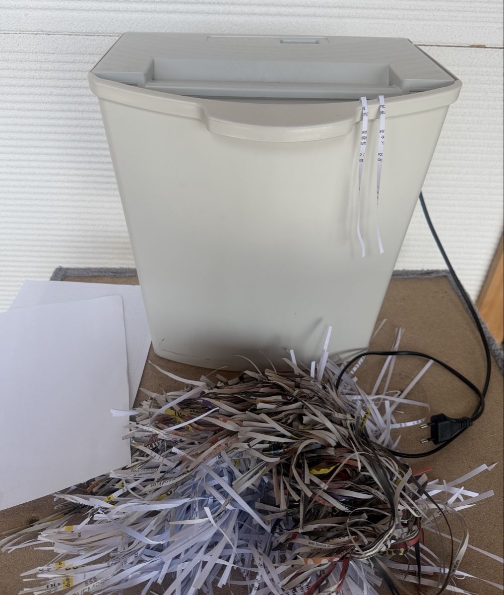 Distruggi documenti: Déchiqueteuse à papier Dahle 20050 Electronic eco  – Usato da Le Noirmont venduto da Thiwen-Ric