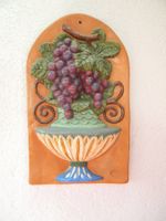 plaque en terre cuite, peinte,  à suspendre