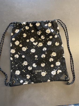 Sac de gym noir avec motifs floraux blanc Dakine