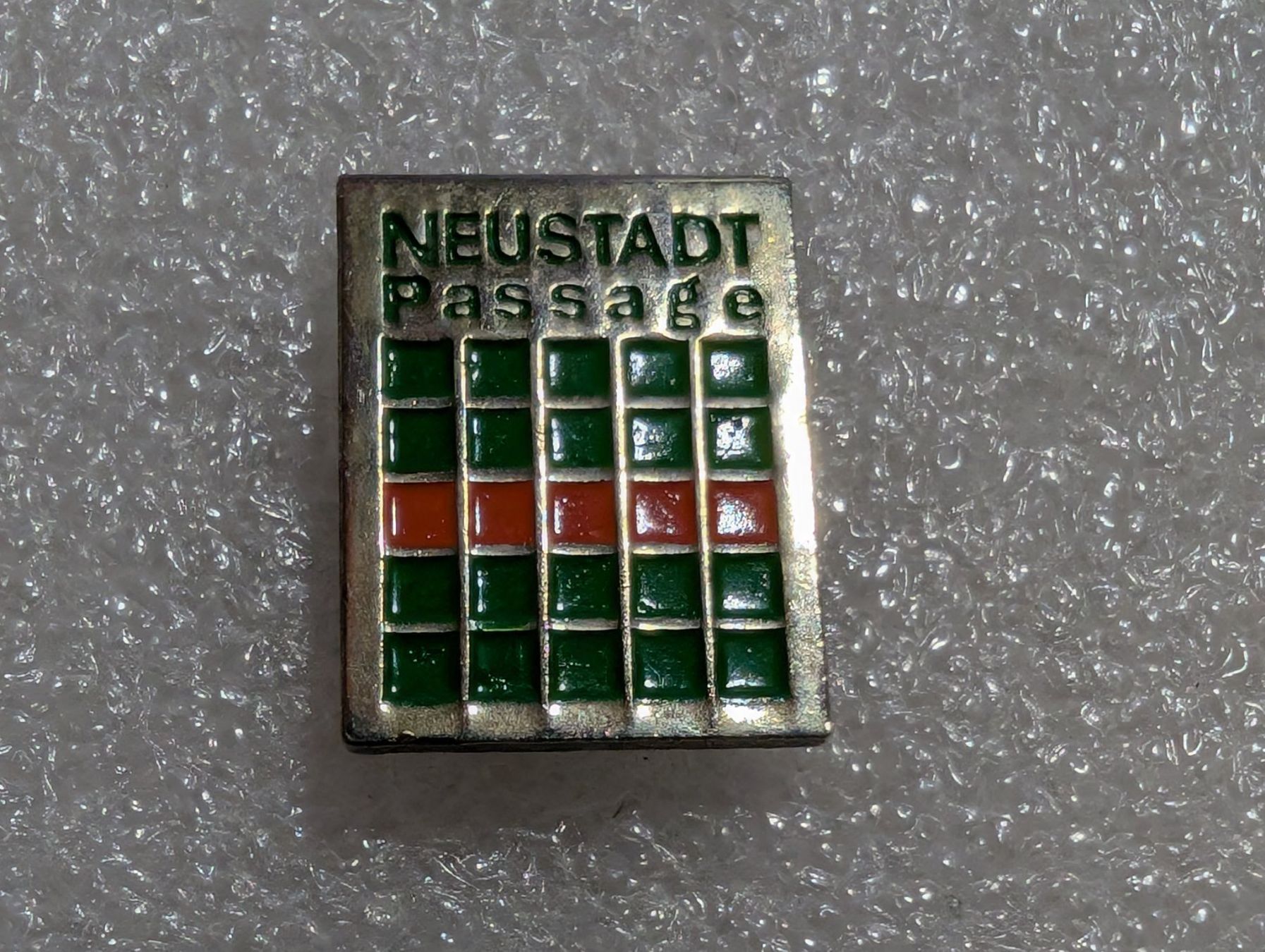 Plaquettes & Badges: Ansteckpin 265: Neustadt – D'occasion à Oppligen par Pin-Fall-Shop