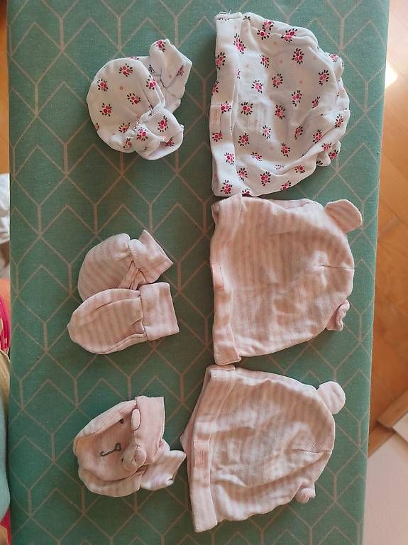 Lotti & Set di vestiti: Kit naissance bonnet gants chaussettes – Usato da Pully venduto da chi_p2rq 1