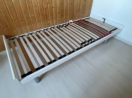 Bettgestell mit integriertem Lattenrost in tip-topem Zustand