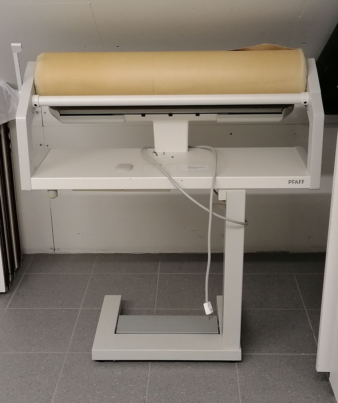 Pfaff Ferri da stiro: Mangelmaschine mit Spule 85cm von Pfaff – Usato da Schwarzenegg venduto da musi09