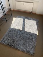 Grauer Teppich