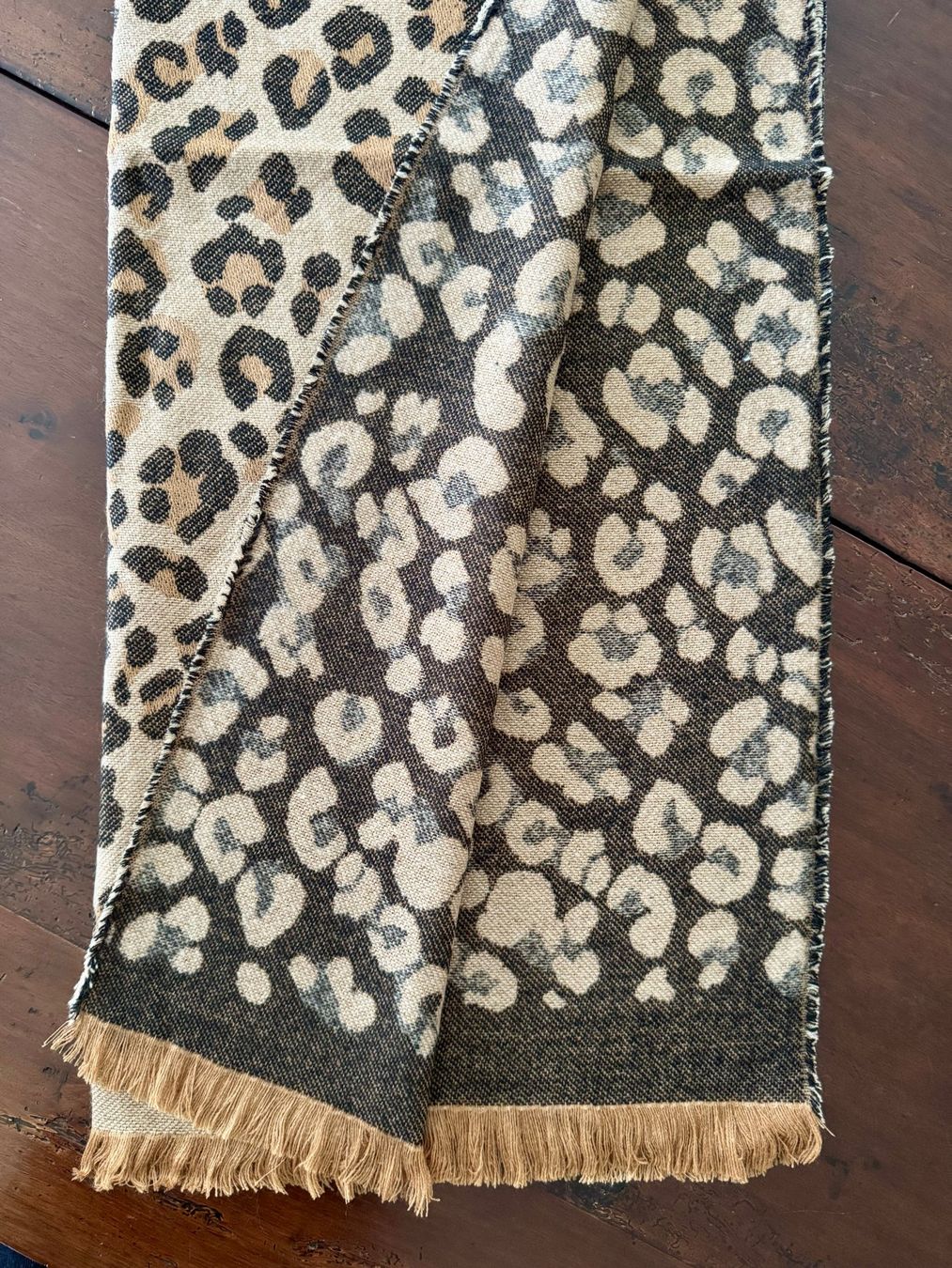 Foulard & Sciarpe: Leo-Print Schal – Nuovo (secondo la descrizione) da St.Gallen venduto da ConnectionCH