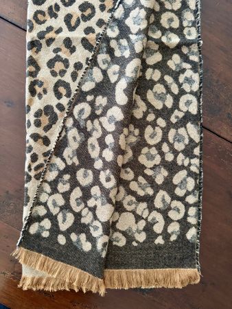 Leo-Print Schal