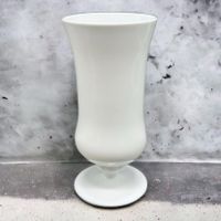 Vase ancienne en opaline blanche de Florence