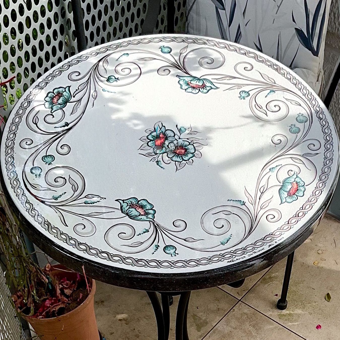 Tische: Runder Lavatisch Gartentisch mit Blumen – Neu und originalverpackt aus Höri von ArtelavicaGmbH
