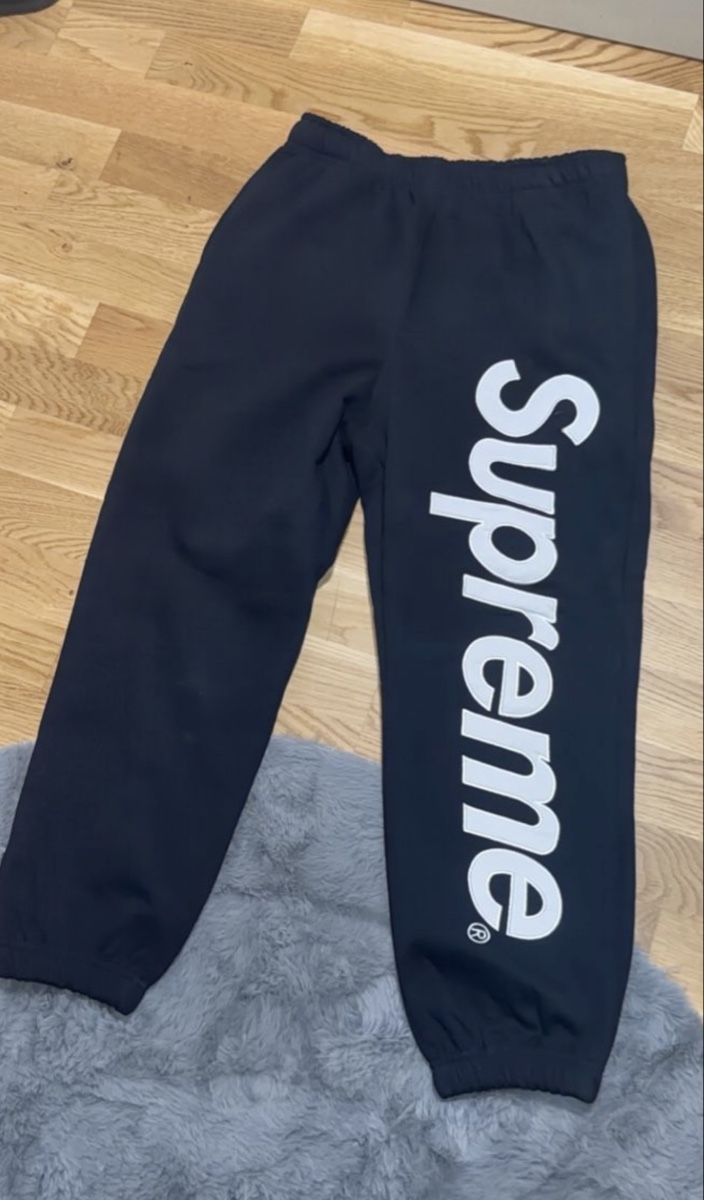 Supreme Hosen: Supreme trainerhose  – Neu (gemäss Beschreibung) aus Pieterlen von sam_58jm