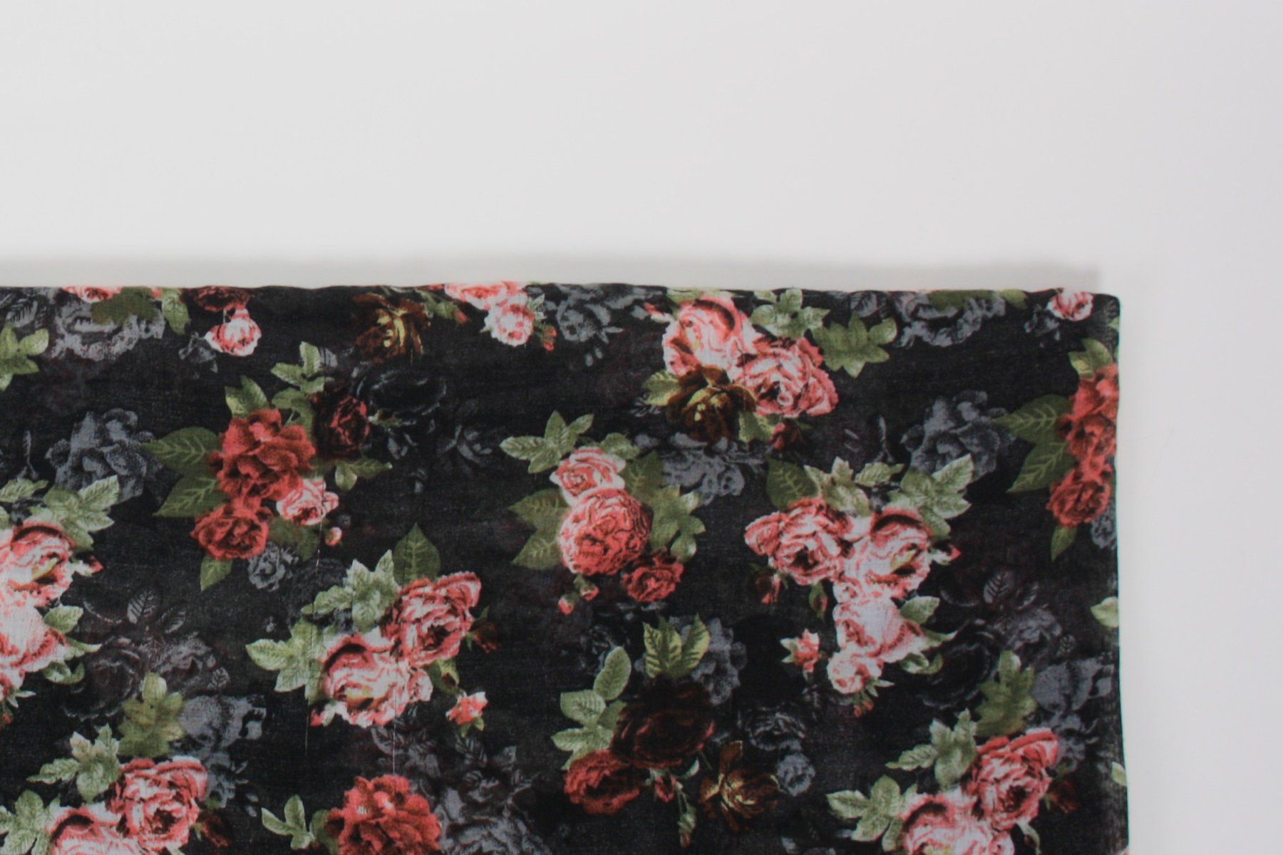 Foulards, Tücher & Schals: Schwarzer Schal mit Blumenmotiv – Gebraucht aus Zollikofen von Restwert_Zollikofen 2