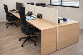 4 places de travail: Bureaux avec séparateurs
