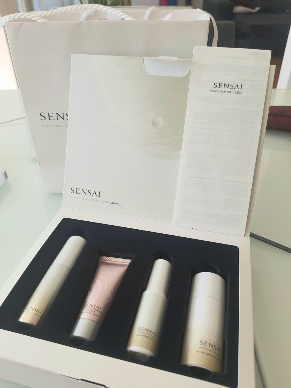 Sensai Cura del viso: Sensai Induction Kit Silk - Travel Set – Nuovo e nell'imballaggio originale da Zollikerberg venduto da Sell-Buy-it