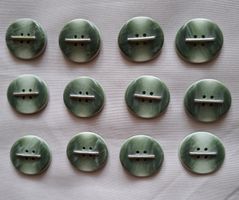 12 Knöpfe grün gemustert, mit Ziersteg, 28 mm. oval