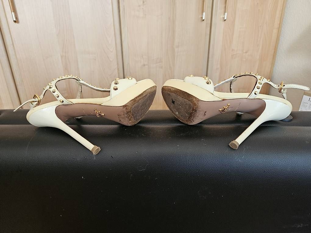 Scarpe da donna: Prada blanches cloutées dorées 140 taille 36 – Usato da Bernex venduto da Steph730 1
