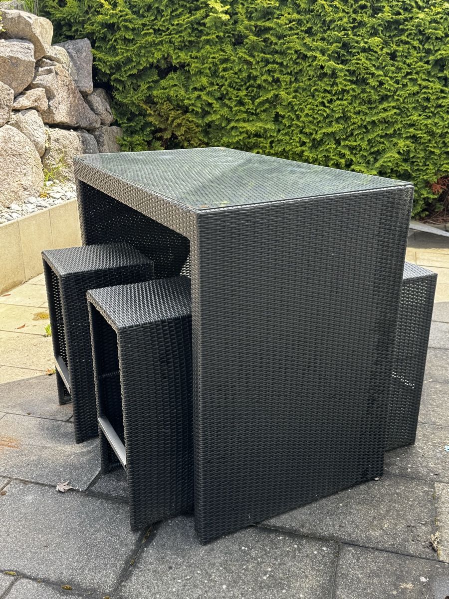 Allestimento di negozi e stand fieristici: Rattanbar mit 4 Stühlen – Usato da Elfingen venduto da pas_pk8n