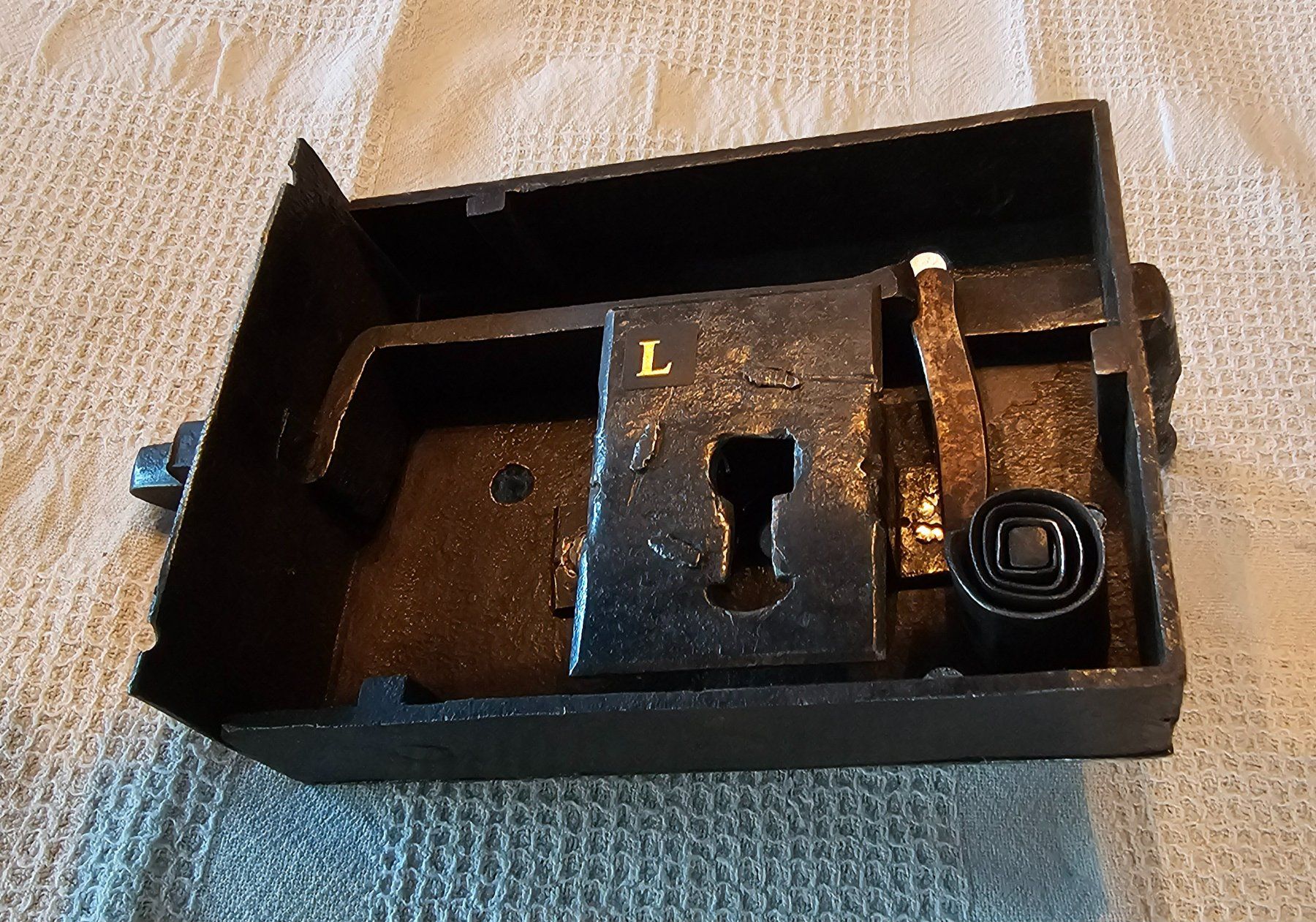 Cadenas: Antikes Türschnapper-Schloss ohne Drücker – D'occasion à Oetwil a.d. Limmat par grisilisi