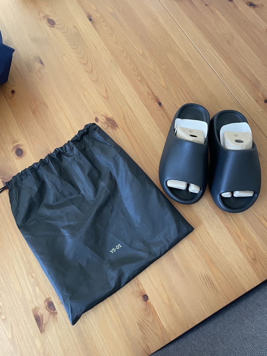 Herrenschuhe: Yeezy slides neu – Neu und originalverpackt aus Genève von janamr2019 1