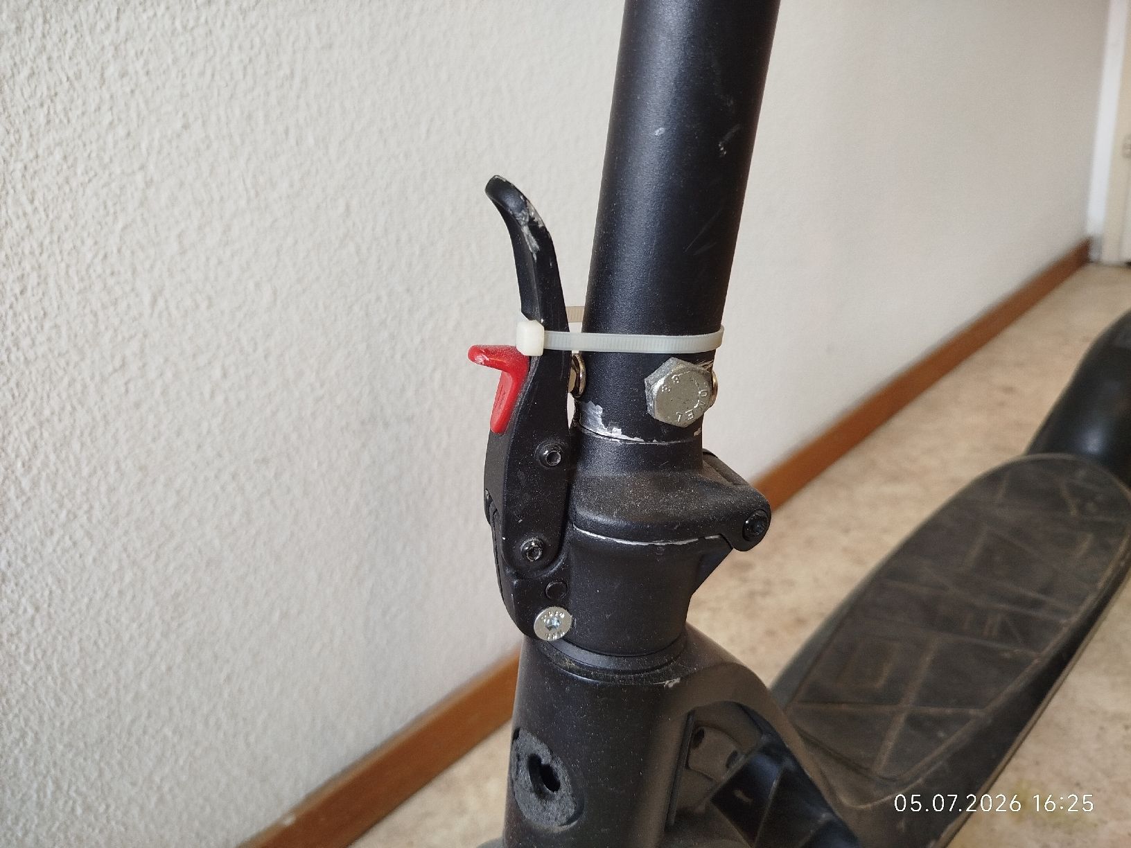 Scooter: Electric Scooter VMAX VX1 with Charger – Usato da Zürich venduto da etronicspy 6