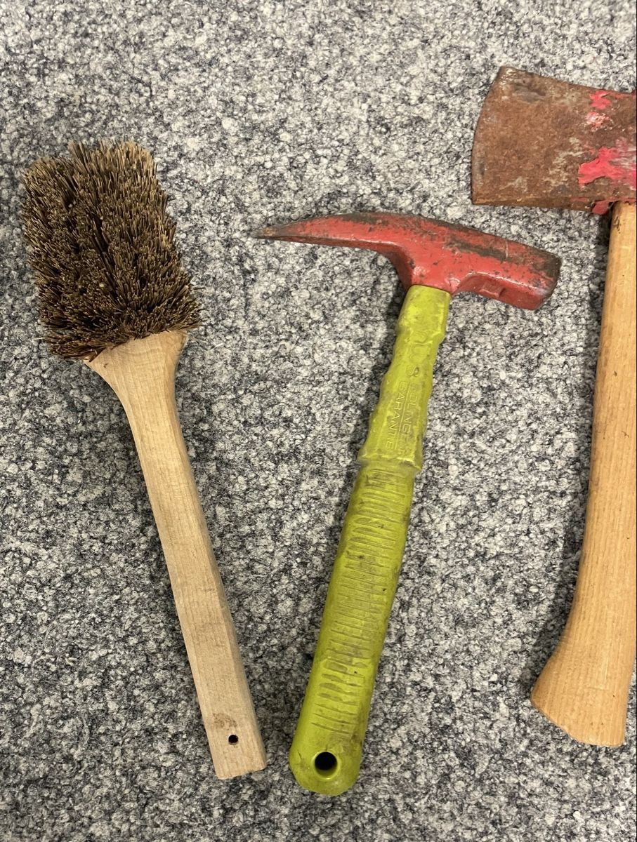 Tutti gli attrezzi: Werkzeuge Set: Bürste, Hammer, Axt, Gebraucht – Usato da Au ZH venduto da Jaggy4 2