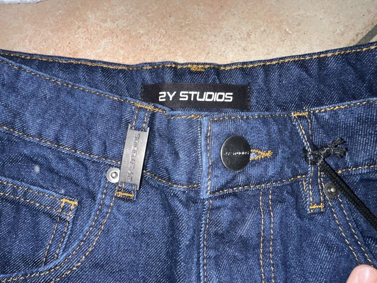Jeans:  Neue dunkelblaue Basic-Jeans im Baggy-Schnitt  – Nuovo (secondo la descrizione) da Quartino venduto da DiloUsato 1