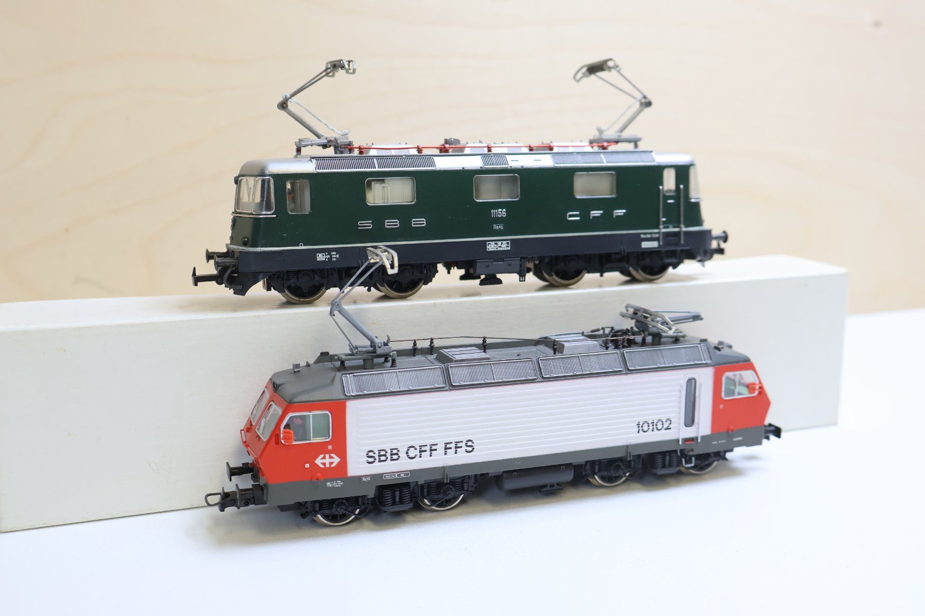 Roco Modelleisenbahnen: ROCO/Fleischmann 2 x SBB Re 4/4 E-Lok - AC H0 Doppelpack – Gebraucht aus Winterthur von Monstera 4