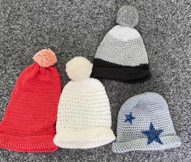 Copricapi, berretti & cappellini: Winter Set/Mützen 4 Stück Neu – Nuovo e nell'imballaggio originale da Au ZH venduto da Jaggy4 1