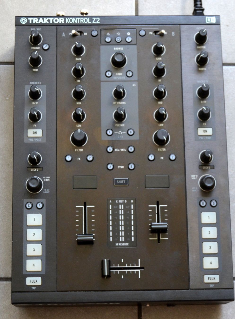 Traktor Console di mixaggio: Traktor Kontrol Z2 DJ Mixer / Table de mixage – Usato da Collonges venduto da arashee
