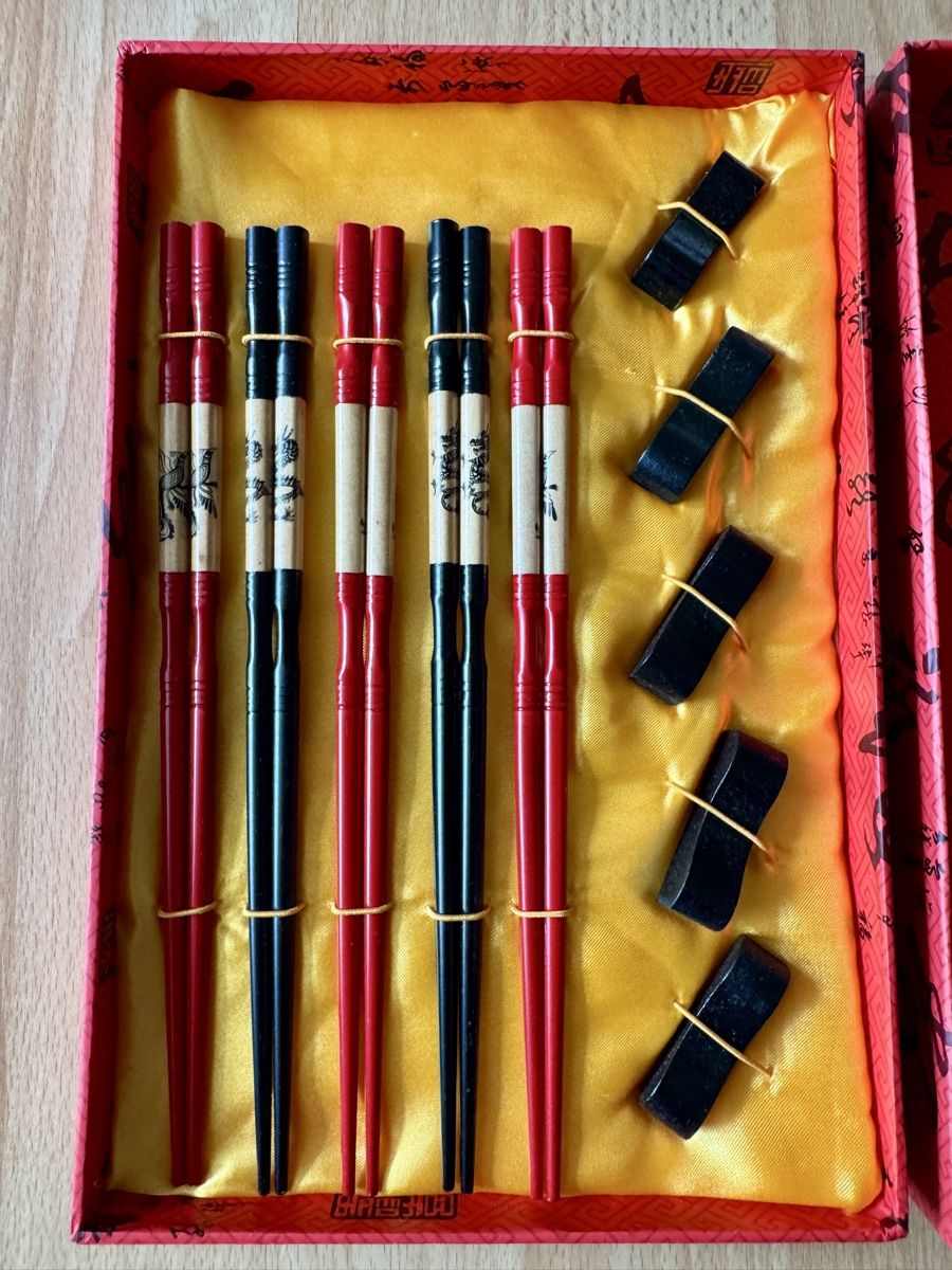 Bestecksets: Essstäbchen Set rot/schwarz mit Auflagen neu – Neu und originalverpackt aus Zürich von pilatus777