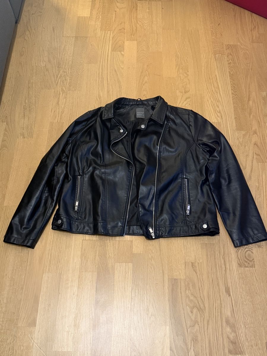 Giacche: Coole schwarze Kunstlederjacke im Biker-Stil, Gr. 46 – Usato da Greifensee venduto da andyas