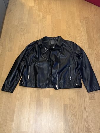 Coole schwarze Kunstlederjacke im Biker-Stil, Gr. 46