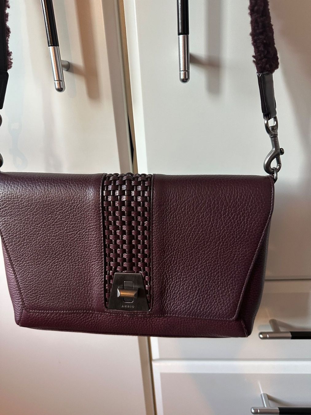 Taschen für Damen: AKRIS original Umhängetasche in Weinrot – Gebraucht aus Luzern von gwand 1