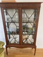 Elegante antike Vitrine im englischen Stil – Holz / Glas