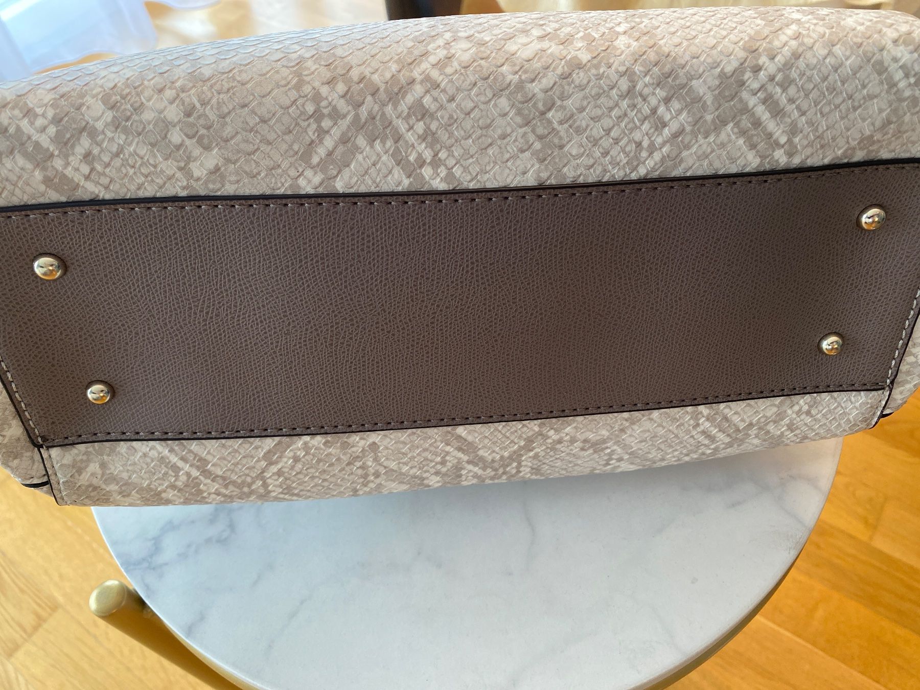 Guess Borse da donna: Guess Hadley Python Girlfriend Satchel Handtasche. – Nuovo (secondo la descrizione) da Illnau venduto da Sniwi67 6
