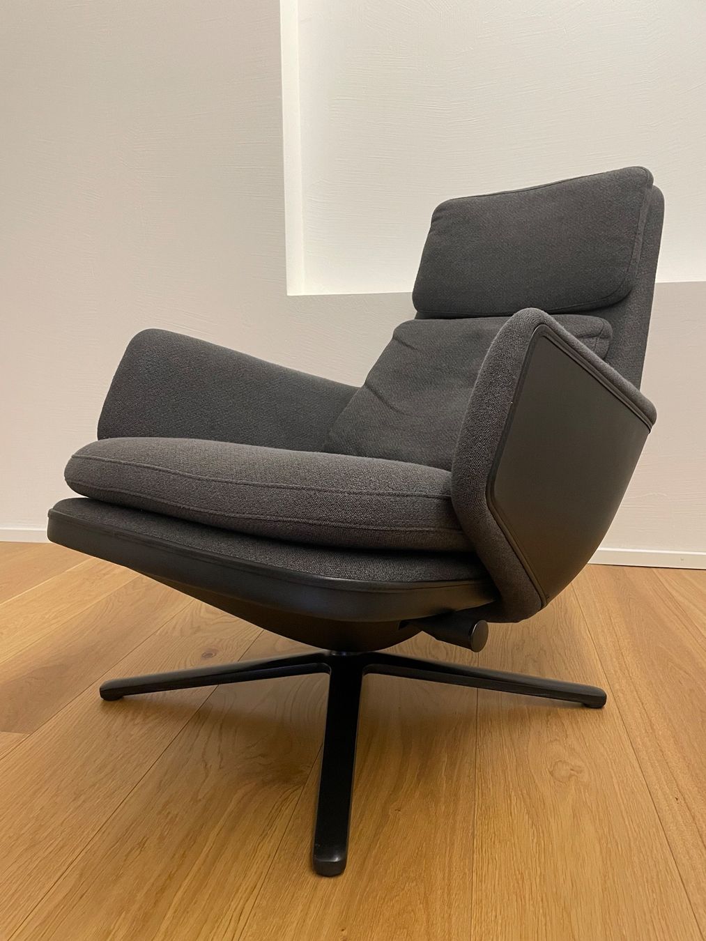 Vitra Sessel: VITRA Grand Relax Sessel mit Ottoman – Gebraucht aus Bern von jul_hvd5 3