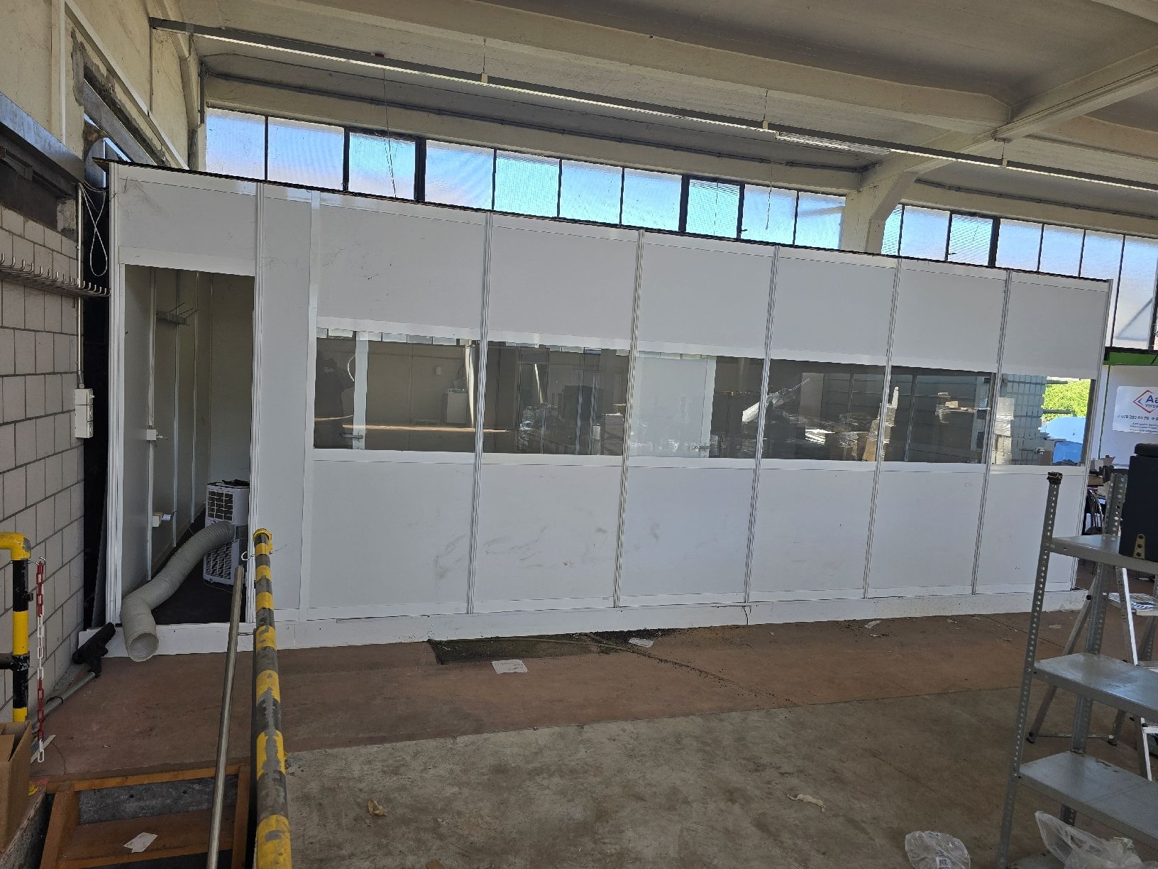 Contenitori edile: Bürocontainer mit Fenster. – Usato da Safenwil venduto da Leo.87. 1