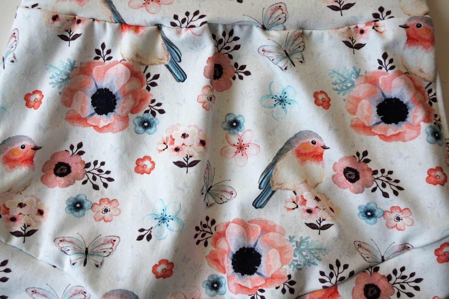 Pantaloni: Kurze Hose mit Blumen/Vogel  98/104  NEU – Nuovo e nell'imballaggio originale da Zürich venduto da sambaum 1