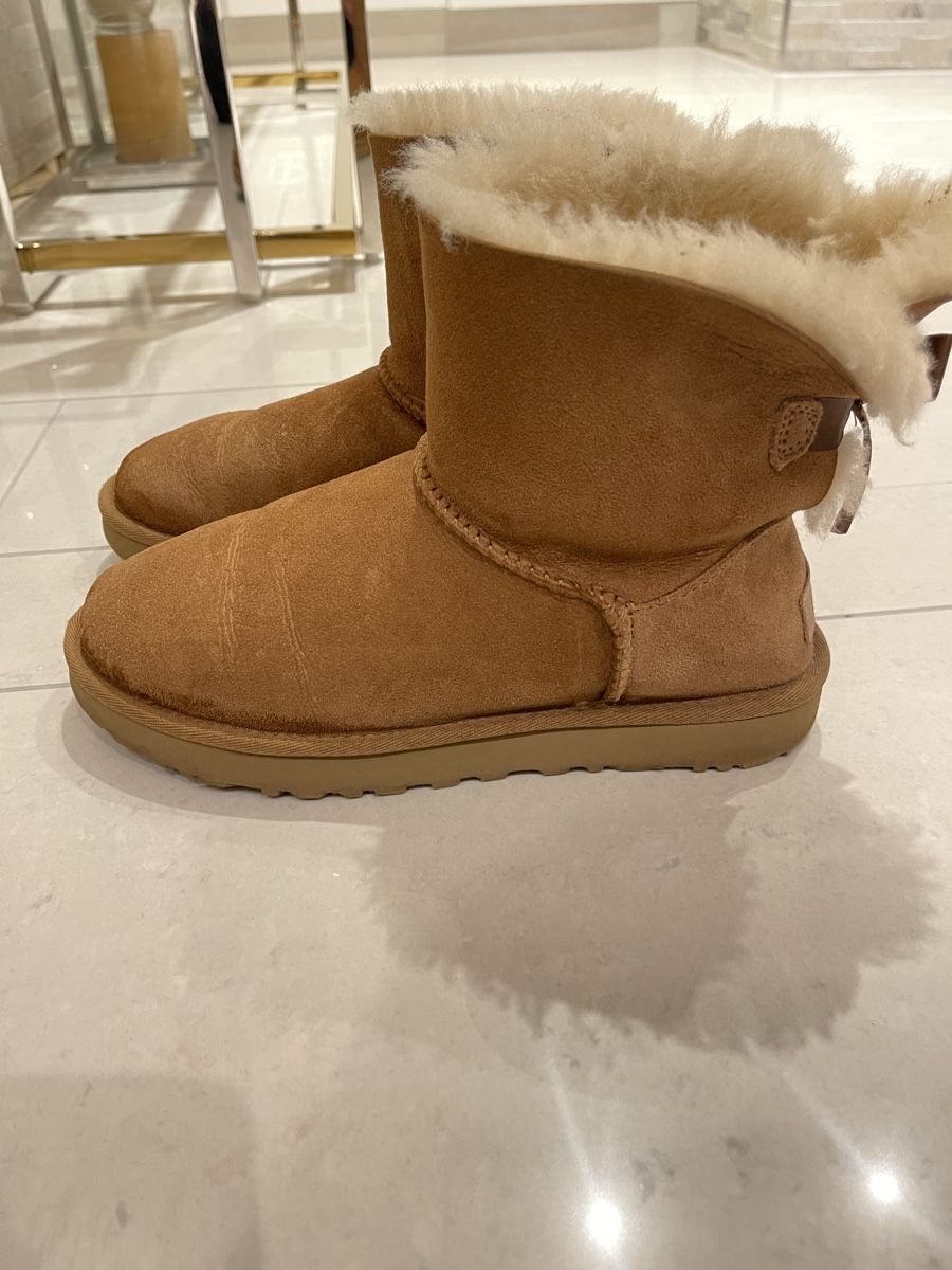 Ugg Damenschuhe: Ugg Boots Braun Gr. 38 mit Schleife – Gebraucht aus Spreitenbach von ayl_2s7b