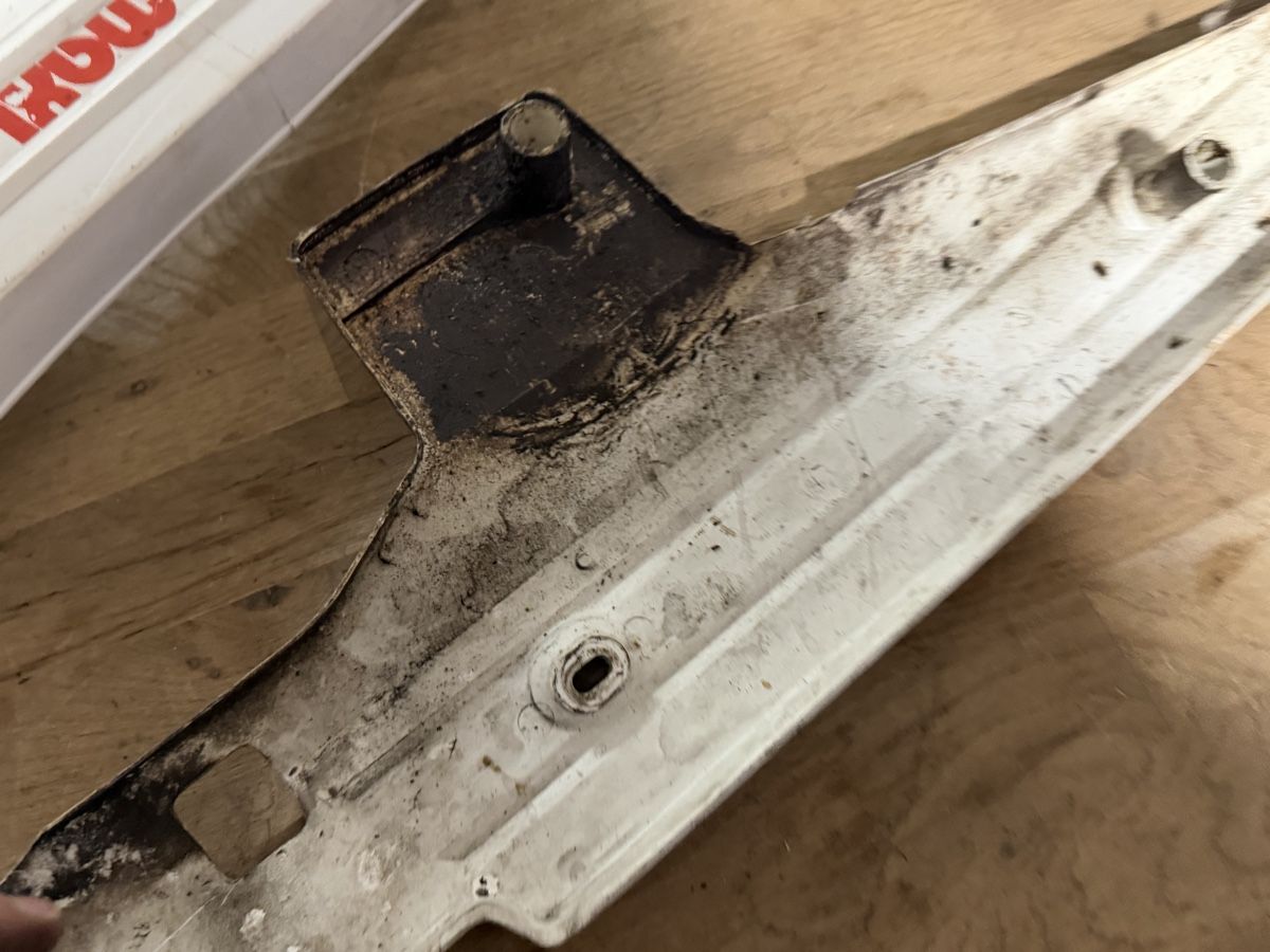 Parti ricambio per ciclomotori: Seitenschützer Puch weiss original – Usato da Bolken venduto da si.x.las 4