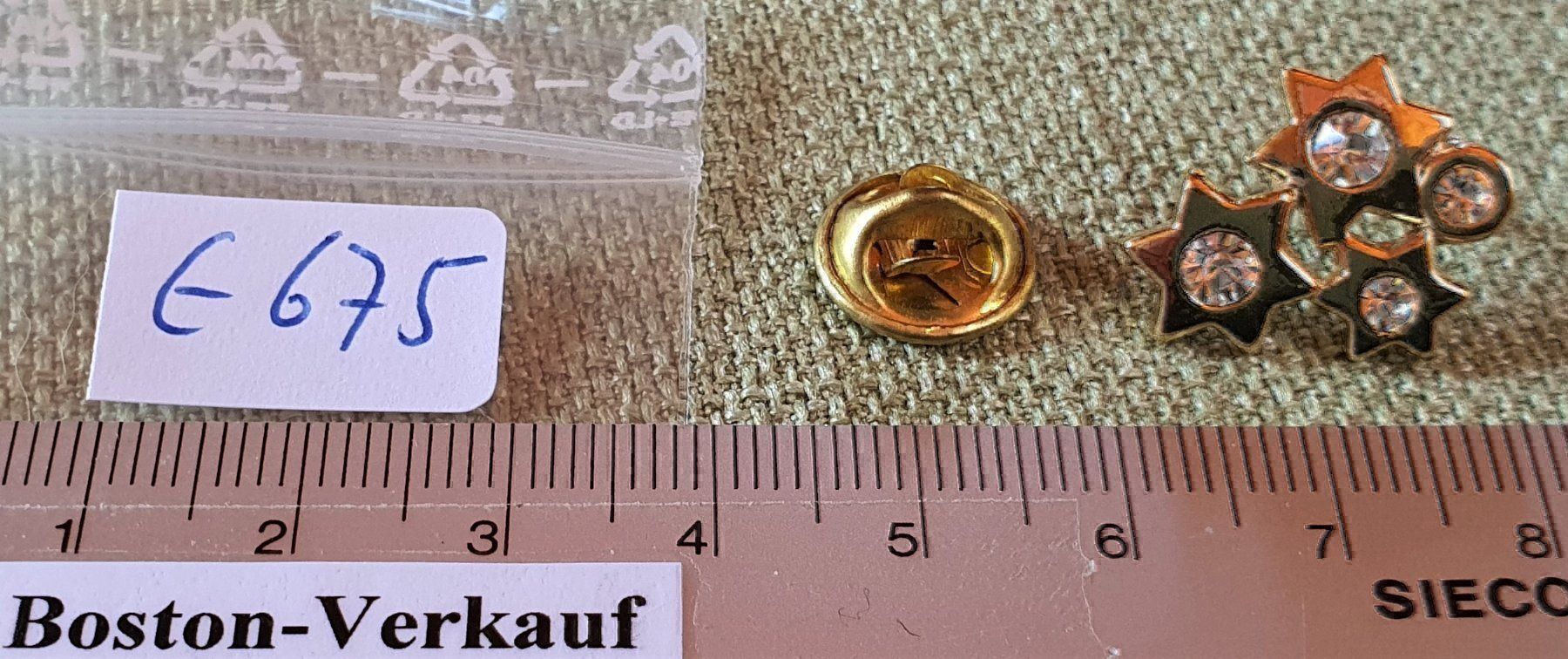 Placchette & Badge: E675 - 3D Pin Goldige glitzer Sterne – Usato da Reinach BL venduto da Boston-Verkauf 3