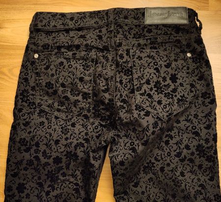 Schwarze Hose mit Blumendetails (Desigual), Gr. XS/S, neu