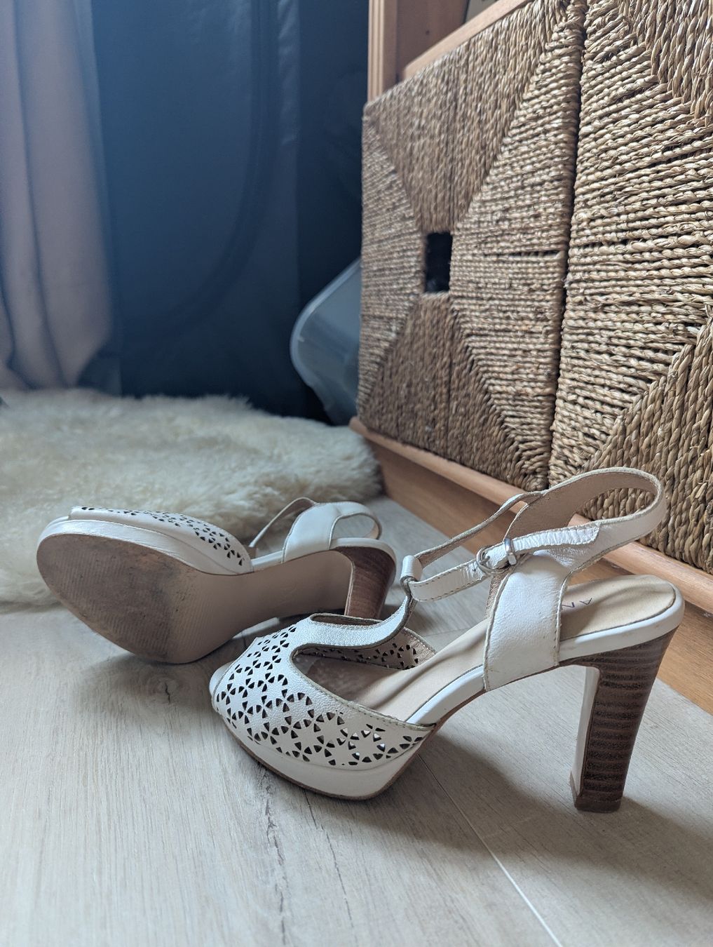 André Scarpe da donna: André White Summer Heels, Size 36 - Chic! – Usato da Schlieren venduto da maseam 2