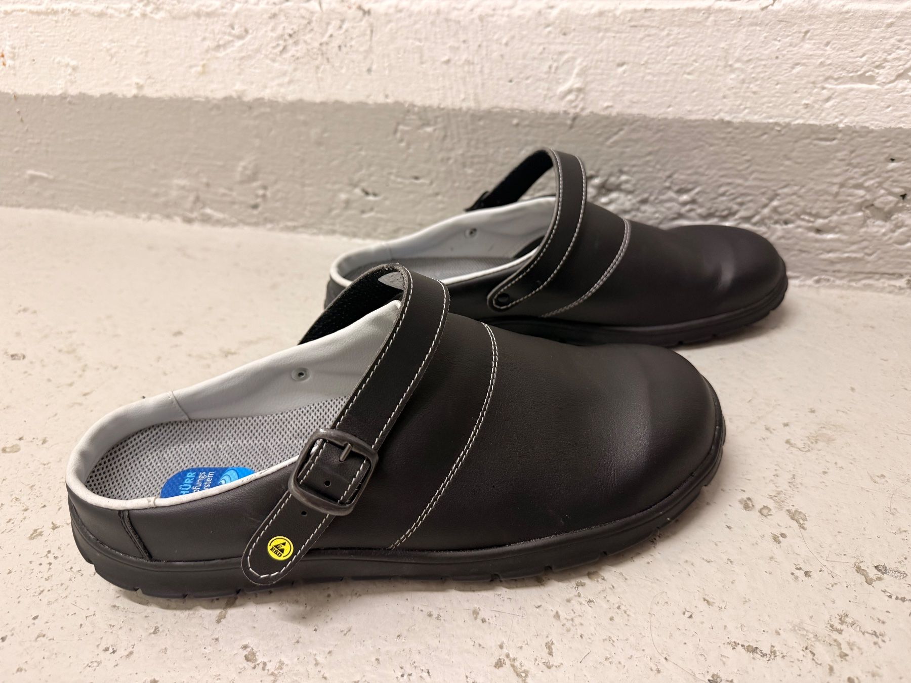 Scarpe da uomo: Berufsschuhe Schürr Clogs schwarz, Gr. 45 - Neu! – Nuovo (secondo la descrizione) da Zürich venduto da celai. 5