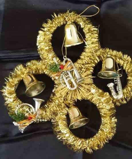 Tutte le decorazioni: Goldiger Weihnachtskranz mit Musikinstrumenten & Glocken – Nuovo (secondo la descrizione) da Zürich venduto da 1-2-3-Kaufen