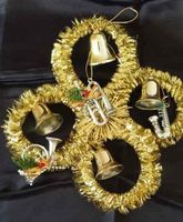 Goldiger Weihnachtskranz mit Musikinstrumenten & Glocken